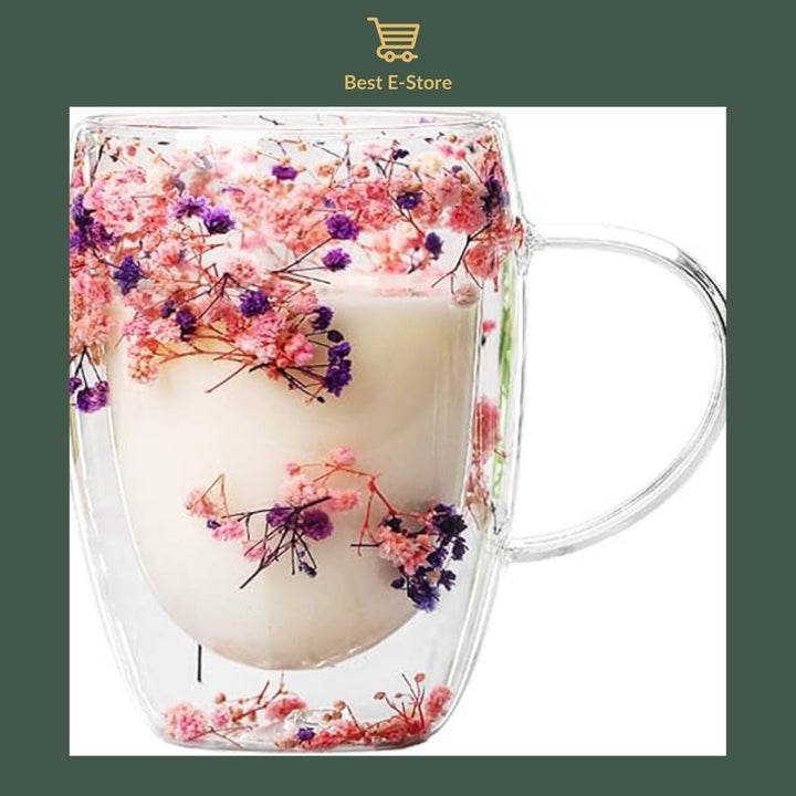 Tasses en verre avec des fleurs séchées