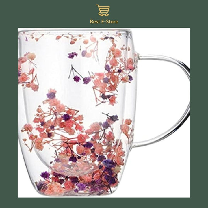 Tasses en verre avec des fleurs séchées