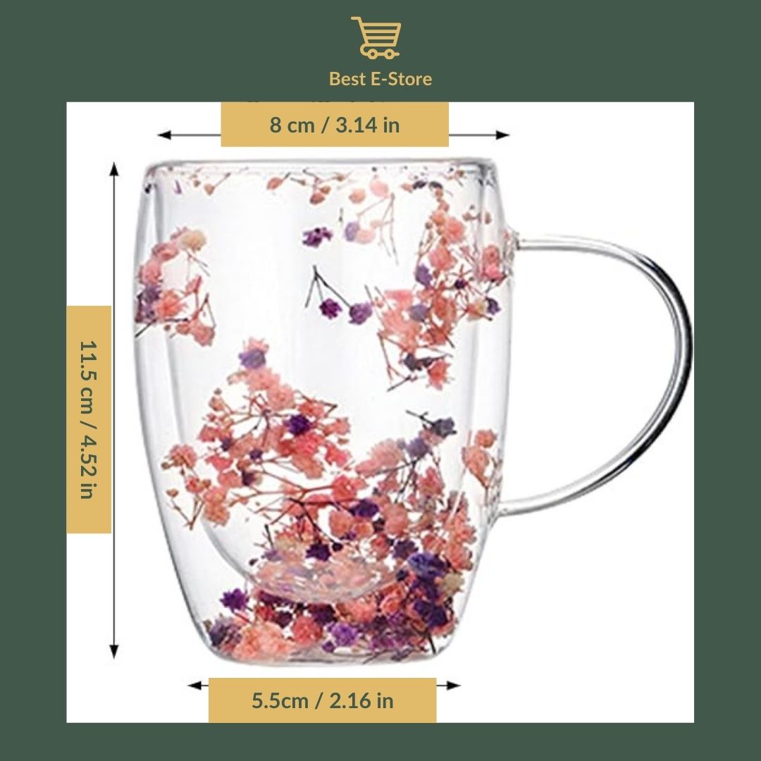 Tasses en verre avec des fleurs séchées