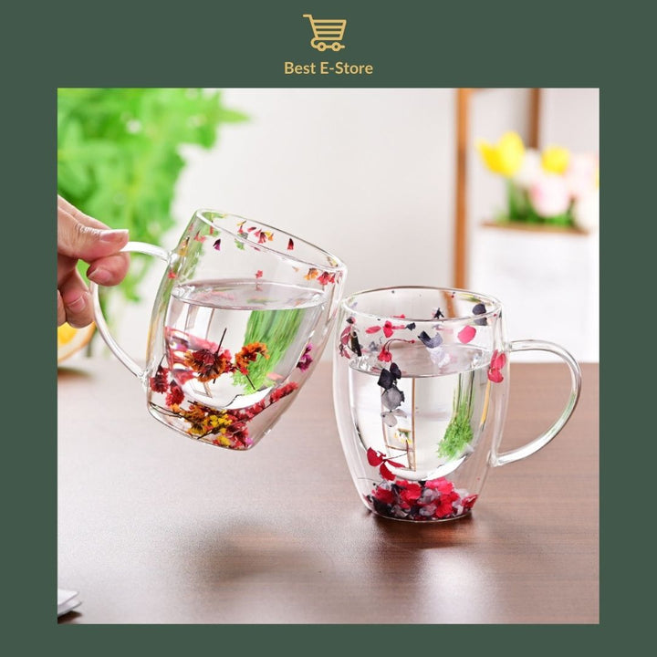 Tasses en verre avec des fleurs séchées