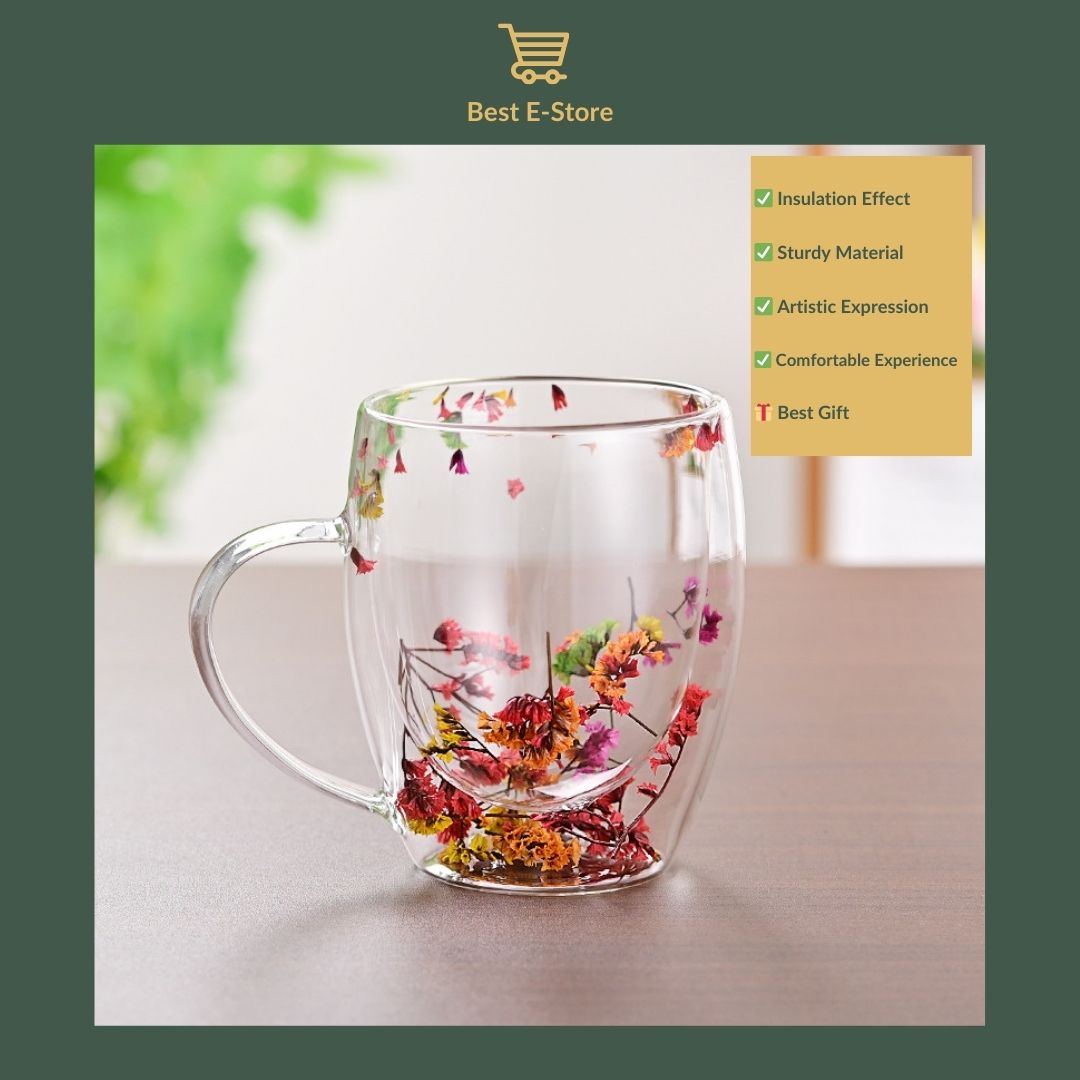 Tasses en verre avec des fleurs séchées