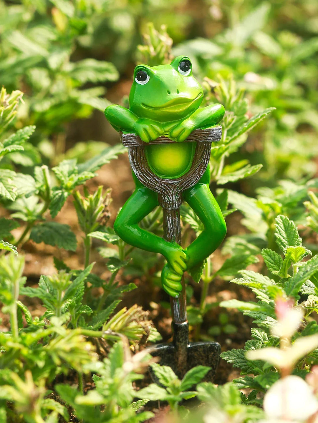 Figurine de jardin FroggieBloom | Grenouille amusante avec pelle | Résistante aux intempéries | Déco de jardin peinte à la main