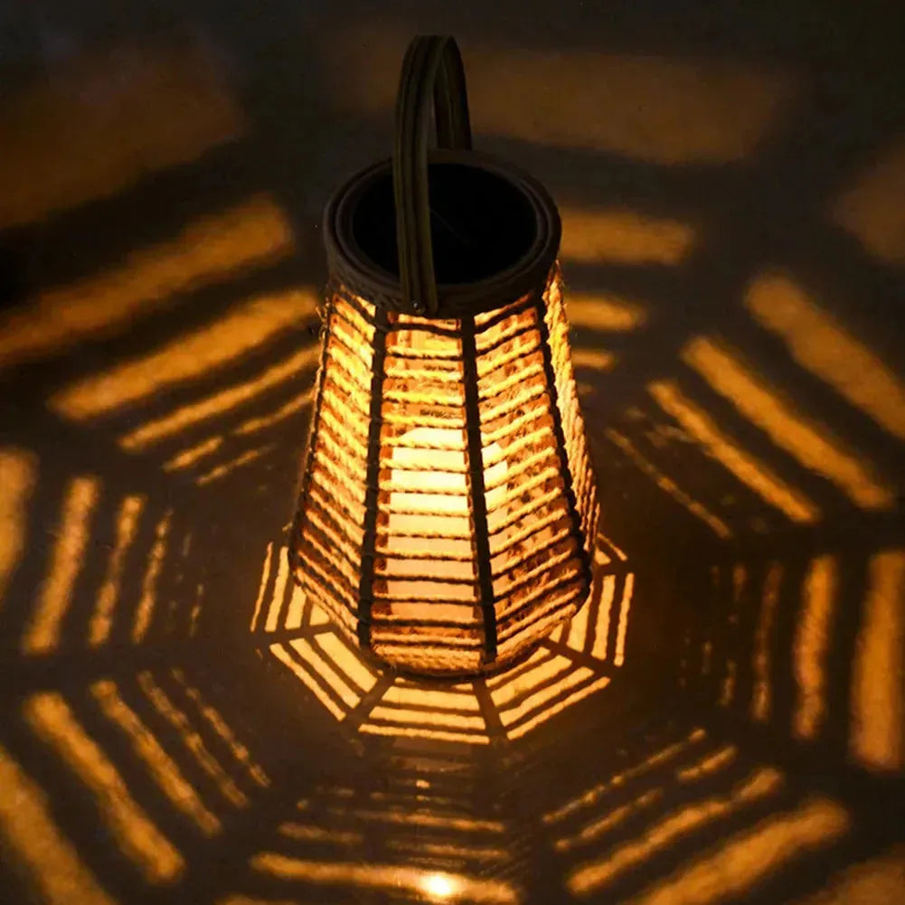 Solambra Lanterne Solaire Suspendue en Rattan | Lumière Blanc Chaud | Résistante aux Intempéries IP44 | Bambou & Rattan