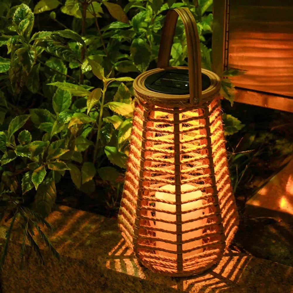 Solambra Lanterne Solaire Suspendue en Rattan | Lumière Blanc Chaud | Résistante aux Intempéries IP44 | Bambou & Rattan
