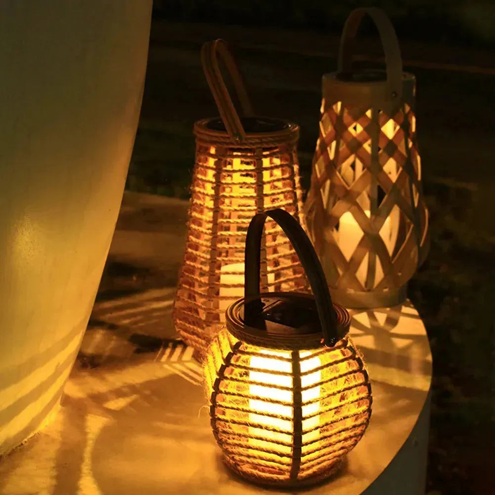 Solambra Lanterne Solaire Suspendue en Rattan | Lumière Blanc Chaud | Résistante aux Intempéries IP44 | Bambou & Rattan