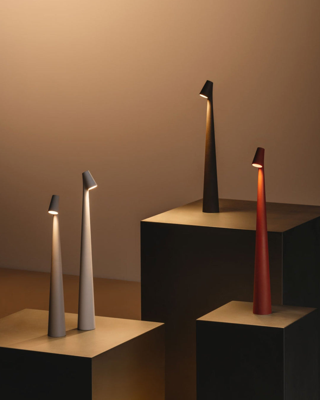 Lampe de table moderne à commande tactile, 3 niveaux de luminosité, aluminium