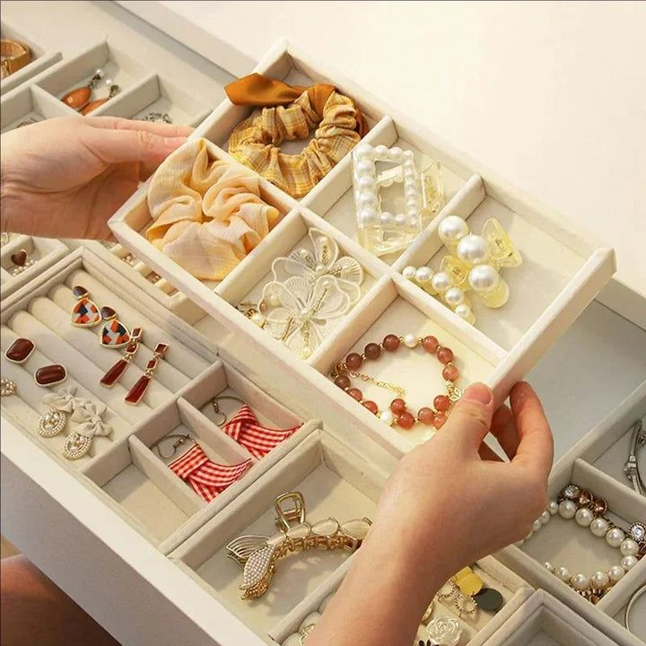 Veluvia Boîte à Bijoux | Compacte & Élégante | Présentoir en Velours avec Rangement | Pour Bagues & Boucles d'Oreilles