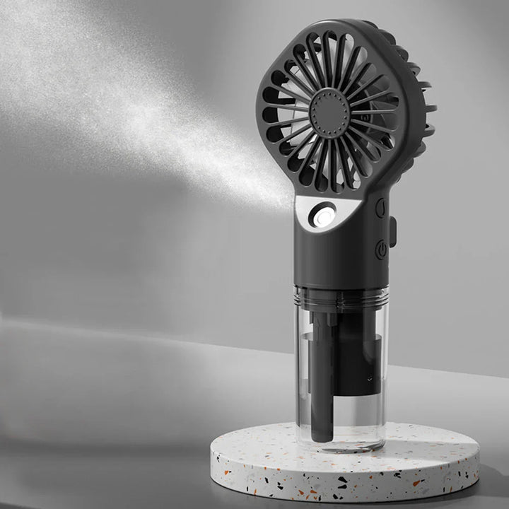 Brisella Air Mini Ventilateur Manuel avec Humidificateur | Fonction de Brumisation à 4 Niveaux | Rechargeable par USB | Portable & Silencieux