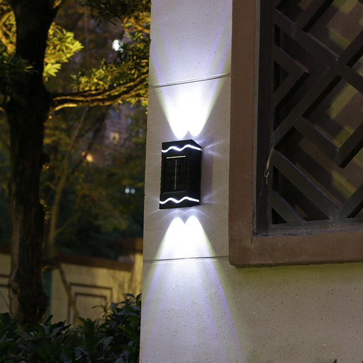 Lampe solaire extérieure SOLVARA | IP65 résistant aux intempéries | Capteur crépusculaire automatique | 12x6,5 cm | Blanc chaud ou blanc froid