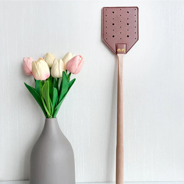 Insektra Raquette à Mouches en Cuir avec Poignée en Bois | Surface de frappe 13×10 cm | Rivets en Acier Inoxydable | Dispositif de Suspension