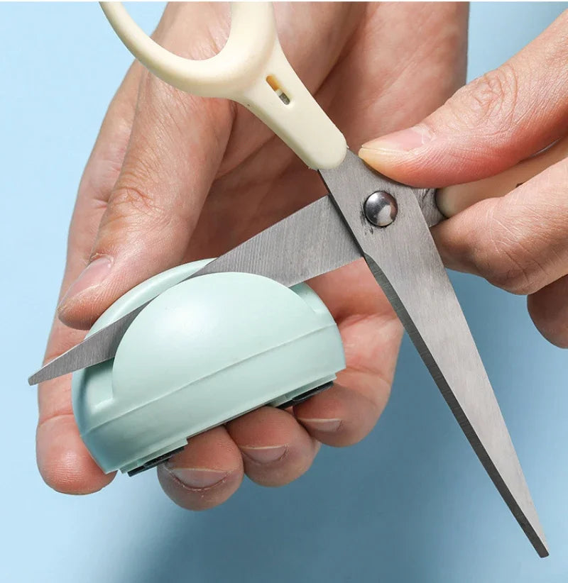 Affûteur de couteaux SliceMate Compact | Pierre à aiguiser pratique pour couteaux de cuisine et ciseaux | Antidérapant | 5,5 × 4,5 cm