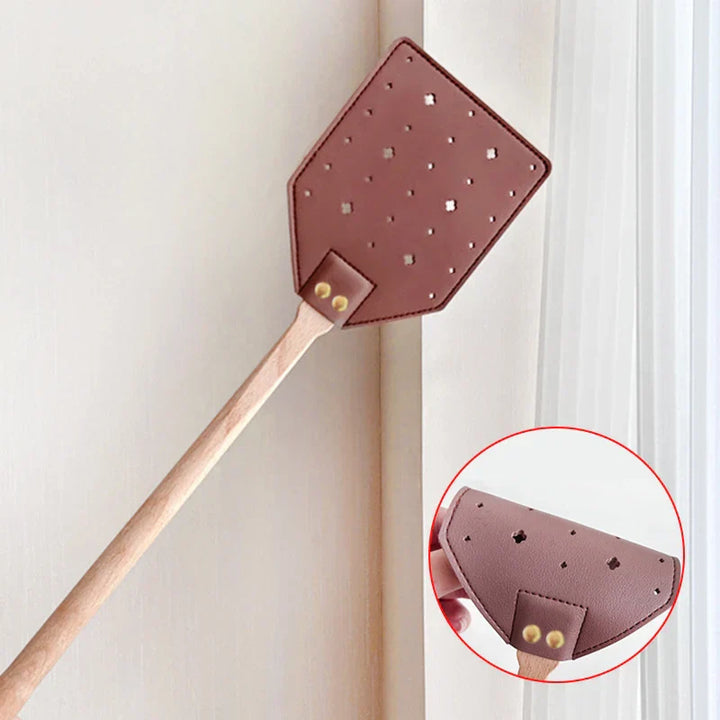 Insektra Raquette à Mouches en Cuir avec Poignée en Bois | Surface de frappe 13×10 cm | Rivets en Acier Inoxydable | Dispositif de Suspension