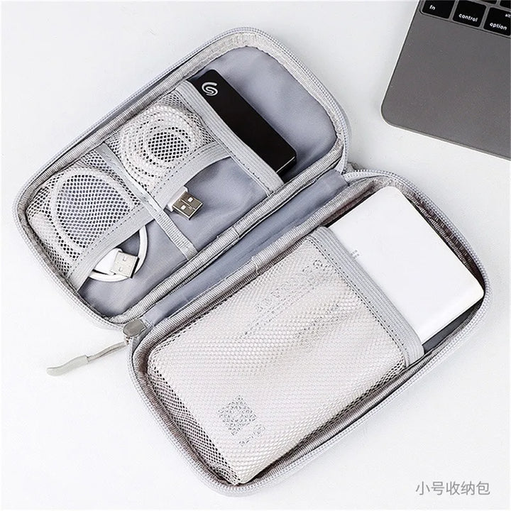 TechTidy TravelSafe Organisateur de Câbles de Voyage | Imperméable & Compact | Pour Voyages & Accessoires Électroniques | Disponible en M & L