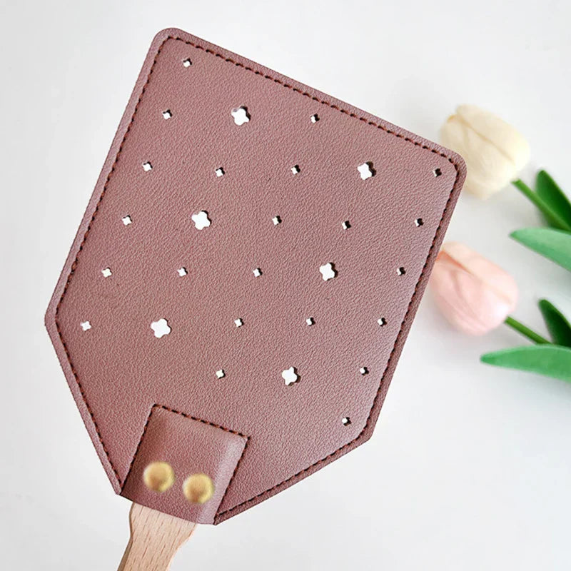 Insektra Raquette à Mouches en Cuir avec Poignée en Bois | Surface de frappe 13×10 cm | Rivets en Acier Inoxydable | Dispositif de Suspension
