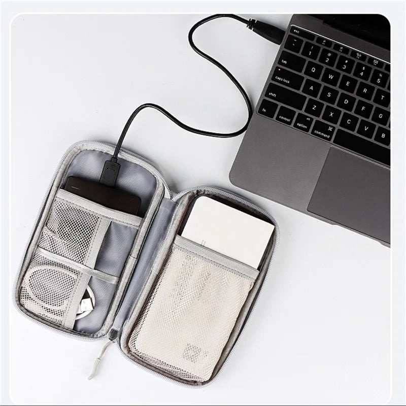 TechTidy TravelSafe Organisateur de Câbles de Voyage | Imperméable & Compact | Pour Voyages & Accessoires Électroniques | Disponible en M & L
