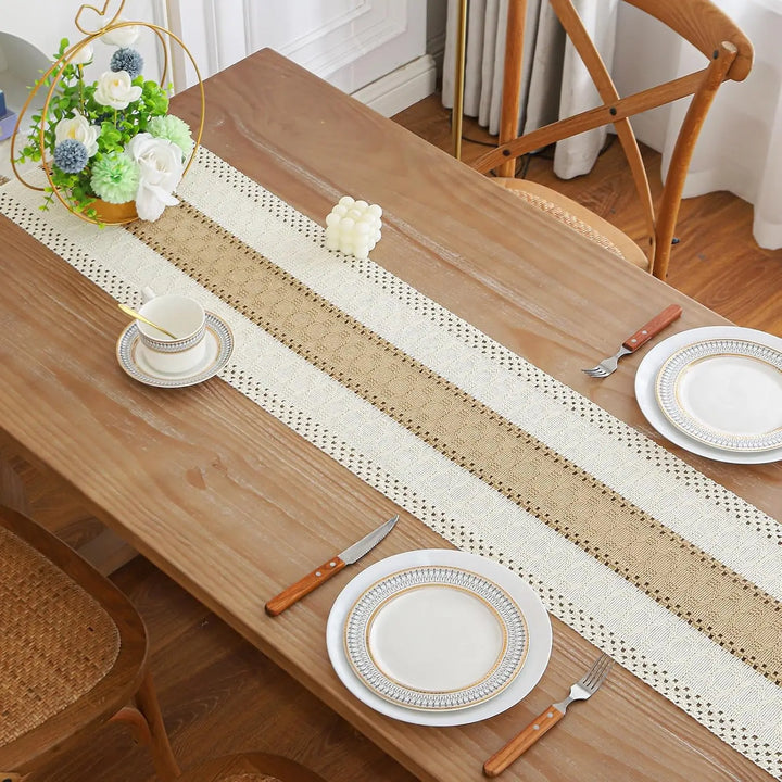 Casaluna | Chemin de table boho avec pompons | Aspect lin & mélange de coton | Style farmhouse rustique