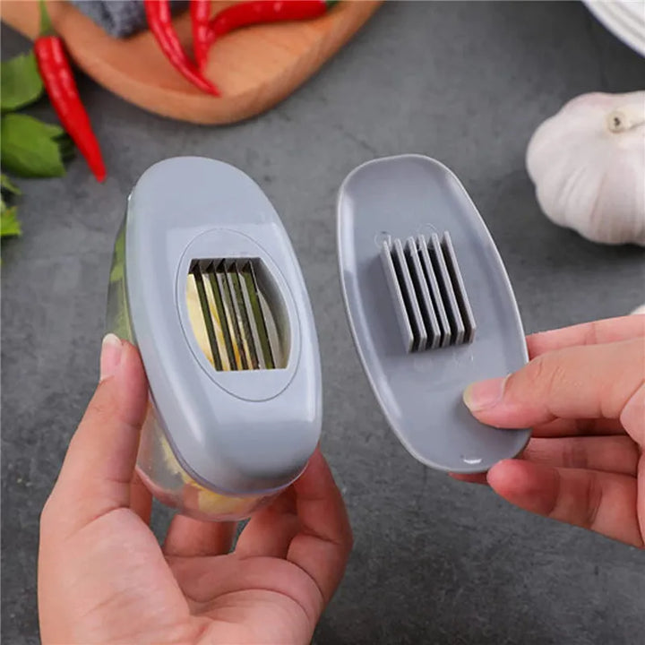 GarliQ Hachoir à Ail 2-en-1 | Trancheuse & Fonction Presse | Lame en Acier Inoxydable & Poignée en Silicone | Lavable au Lave-Vaisselle | 11 × 4,5 × 6,5 cm
