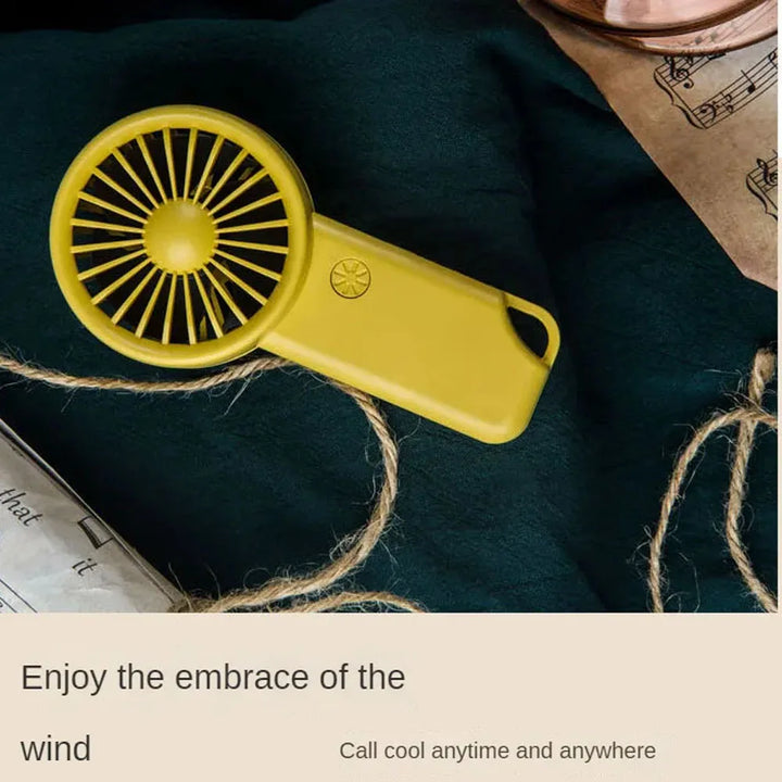Brisola Mini Ventilateur à Main avec Chargement USB | 3 Vitesses & Affichage LED | Ventilateur Portable à Batterie pour Bureau, Voyage & Sport