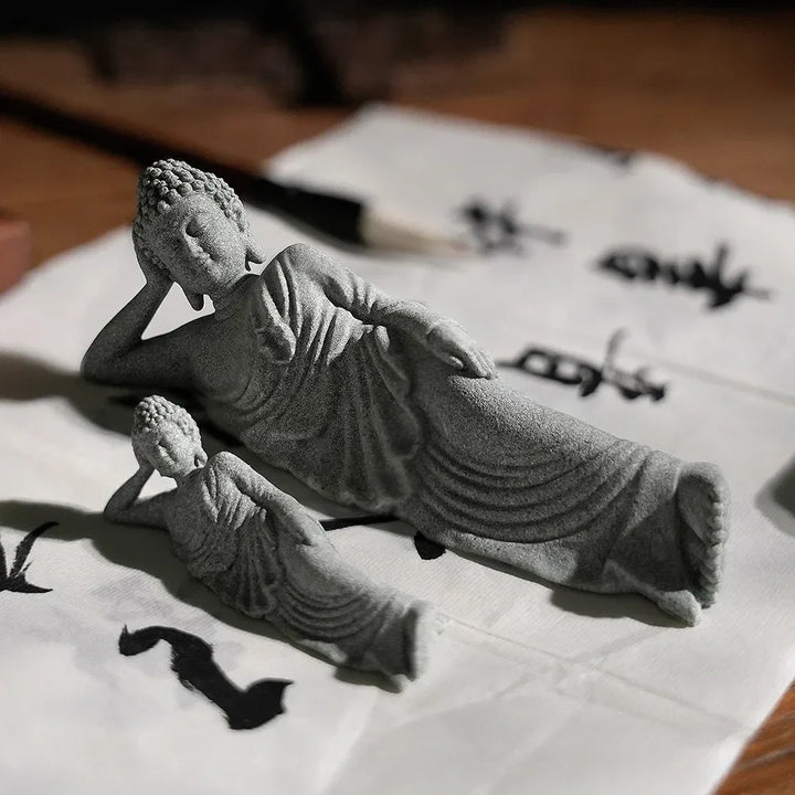 SERENYA Bouddha couché | Figurine en grès faite à la main | Symbole Feng Shui de paix et de bonheur | 9–18 cm