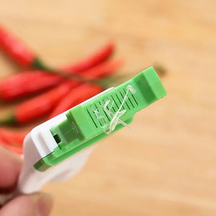 Coupe-oignons Graviso OnionSharp | Coupe-légumes et oignons pratique avec capuchon de protection | 14 × 4,3 cm | Lames en acier inoxydable et poignée ergonomique