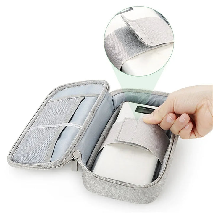 TechTidy TravelSafe Organisateur de Câbles de Voyage | Imperméable & Compact | Pour Voyages & Accessoires Électroniques | Disponible en M & L