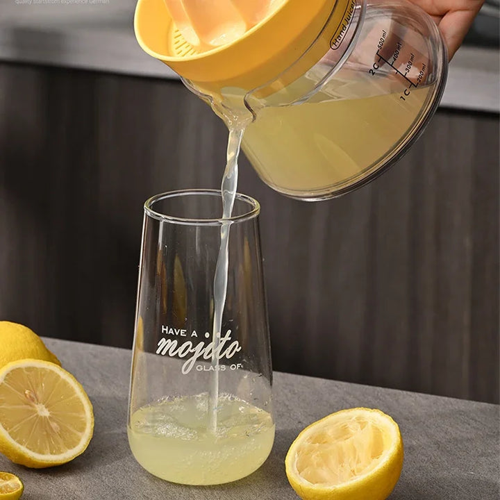 Presse-agrumes manuelle CitrusPressa | Récipient de 500 ml & filtre | Pour oranges, citrons & pamplemousses | Sans électricité