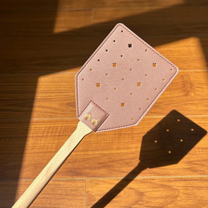 Insektra Raquette à Mouches en Cuir avec Poignée en Bois | Surface de frappe 13×10 cm | Rivets en Acier Inoxydable | Dispositif de Suspension