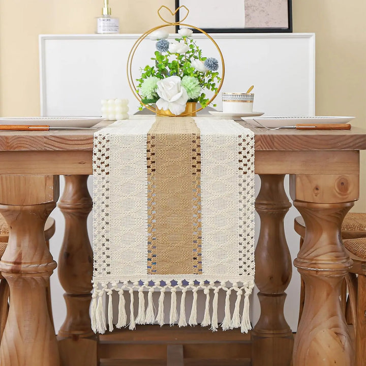 Casaluna | Chemin de table boho avec pompons | Aspect lin & mélange de coton | Style farmhouse rustique