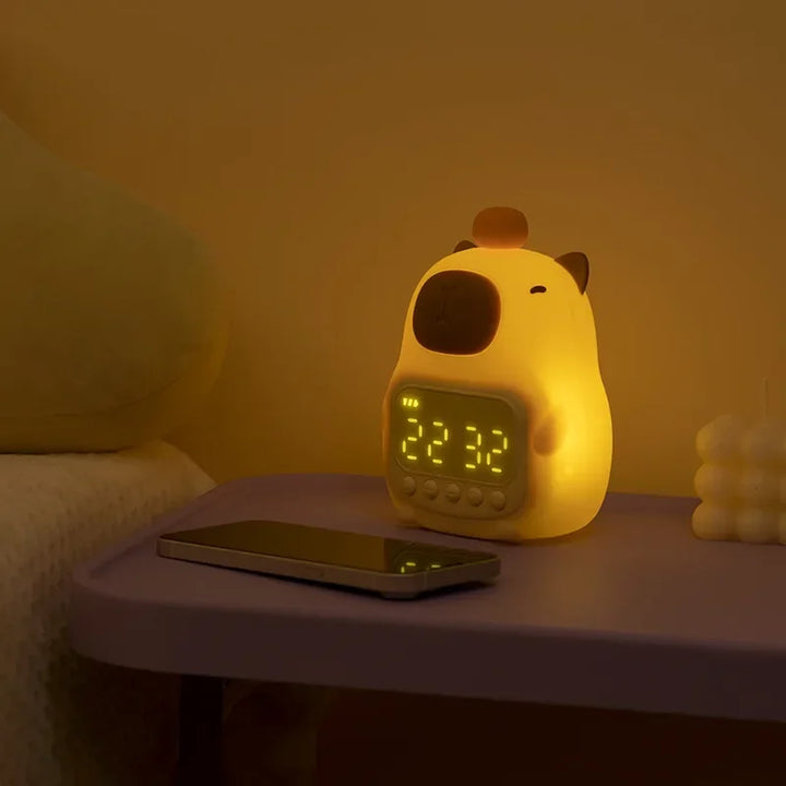 Réveil-lampe de nuit CappyGlow | Design Capybara | Rechargeable par USB 1200 mAh | Double alarme & 30 min. arrêt automatique | Enfants & chambre à coucher