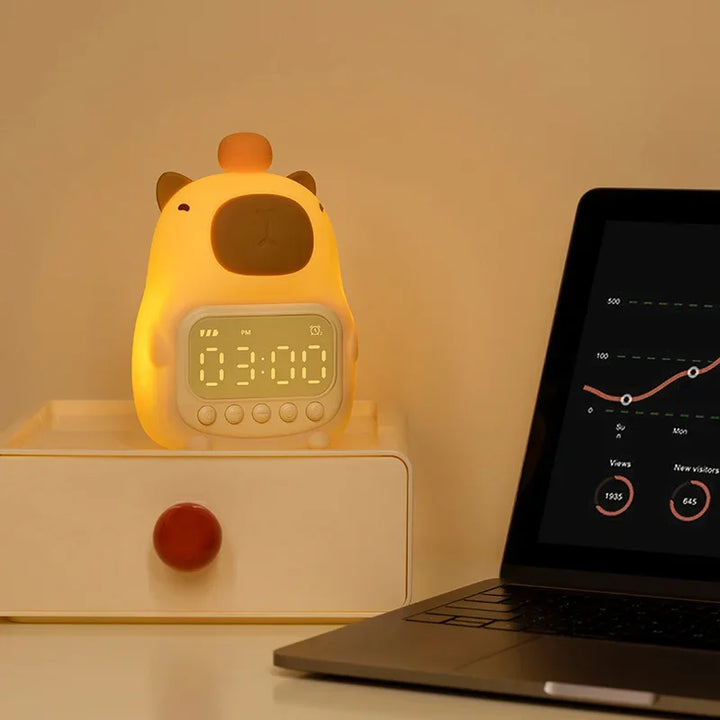 Réveil-lampe de nuit CappyGlow | Design Capybara | Rechargeable par USB 1200 mAh | Double alarme & 30 min. arrêt automatique | Enfants & chambre à coucher