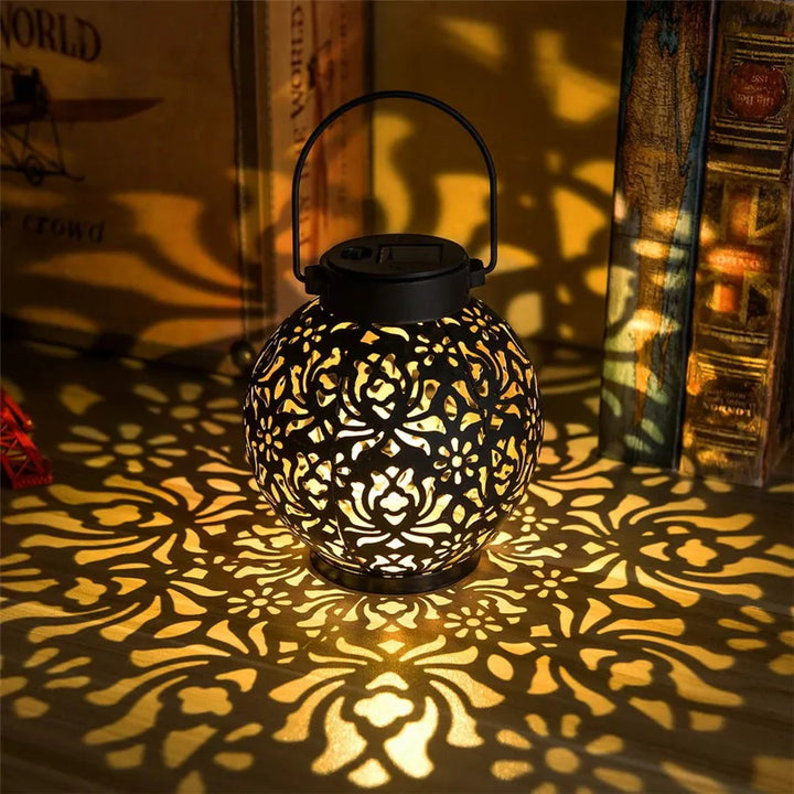 Solivanta Lumière Art Solaire Lanterne Suspendue de Jardin | Art en Fer avec Effet de Projection | Étanche | Pour Arbre, Balcon & Terrasse