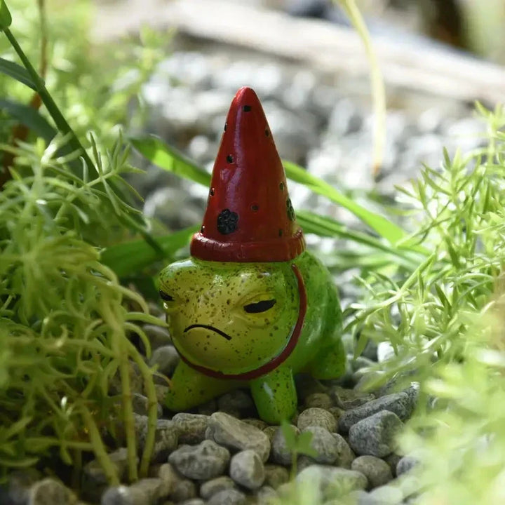 Frolico | Figurine de grenouille avec chapeau de fête | Décoration de jardin amusante | Statue artisanale pour cour et salon
