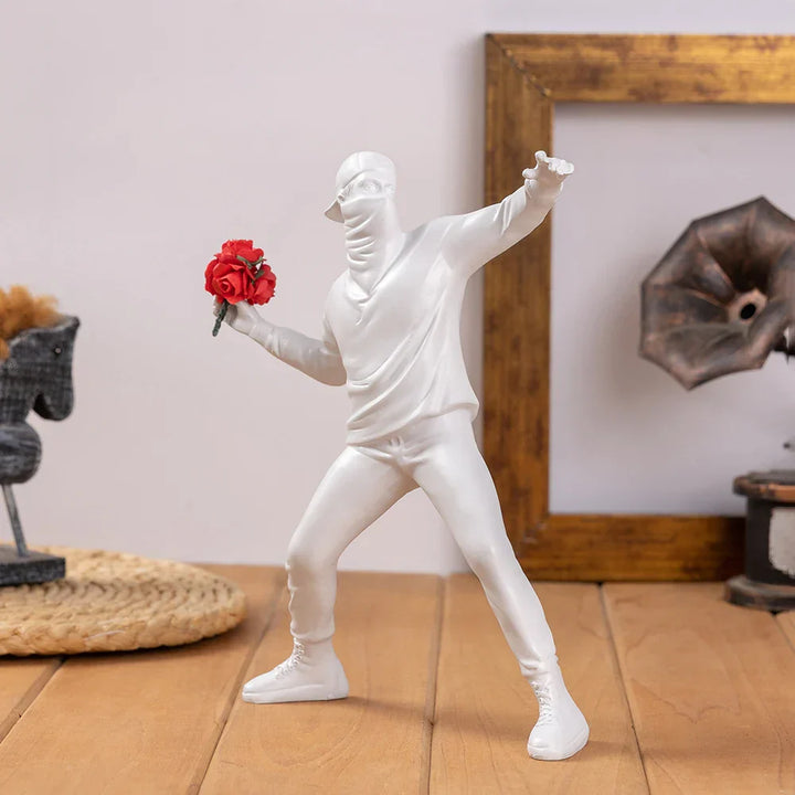 Artivora Flower Rebel | Sculpture moderne „Flower Thrower“ – Figurine décorative pour salon, bureau & bibliothèque
