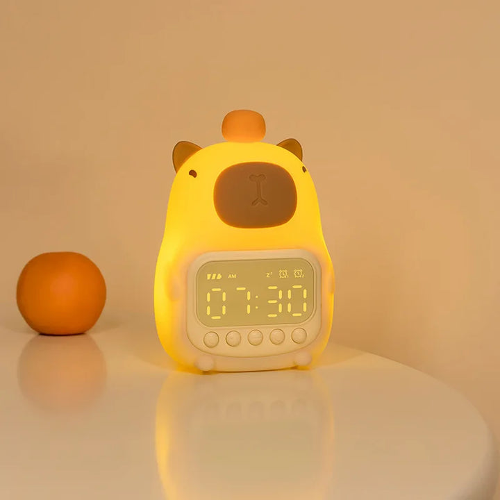Réveil-lampe de nuit CappyGlow | Design Capybara | Rechargeable par USB 1200 mAh | Double alarme & 30 min. arrêt automatique | Enfants & chambre à coucher