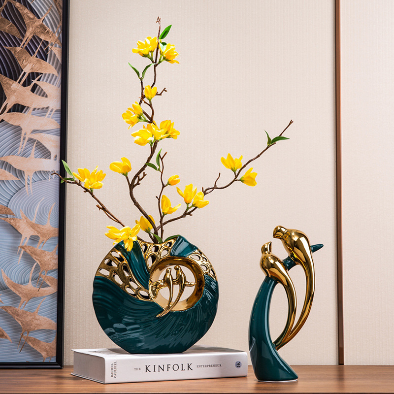 GoldGefieder | Oiseaux d'amour en céramique | Figurine décorative luxueuse | Socle vert émeraude
